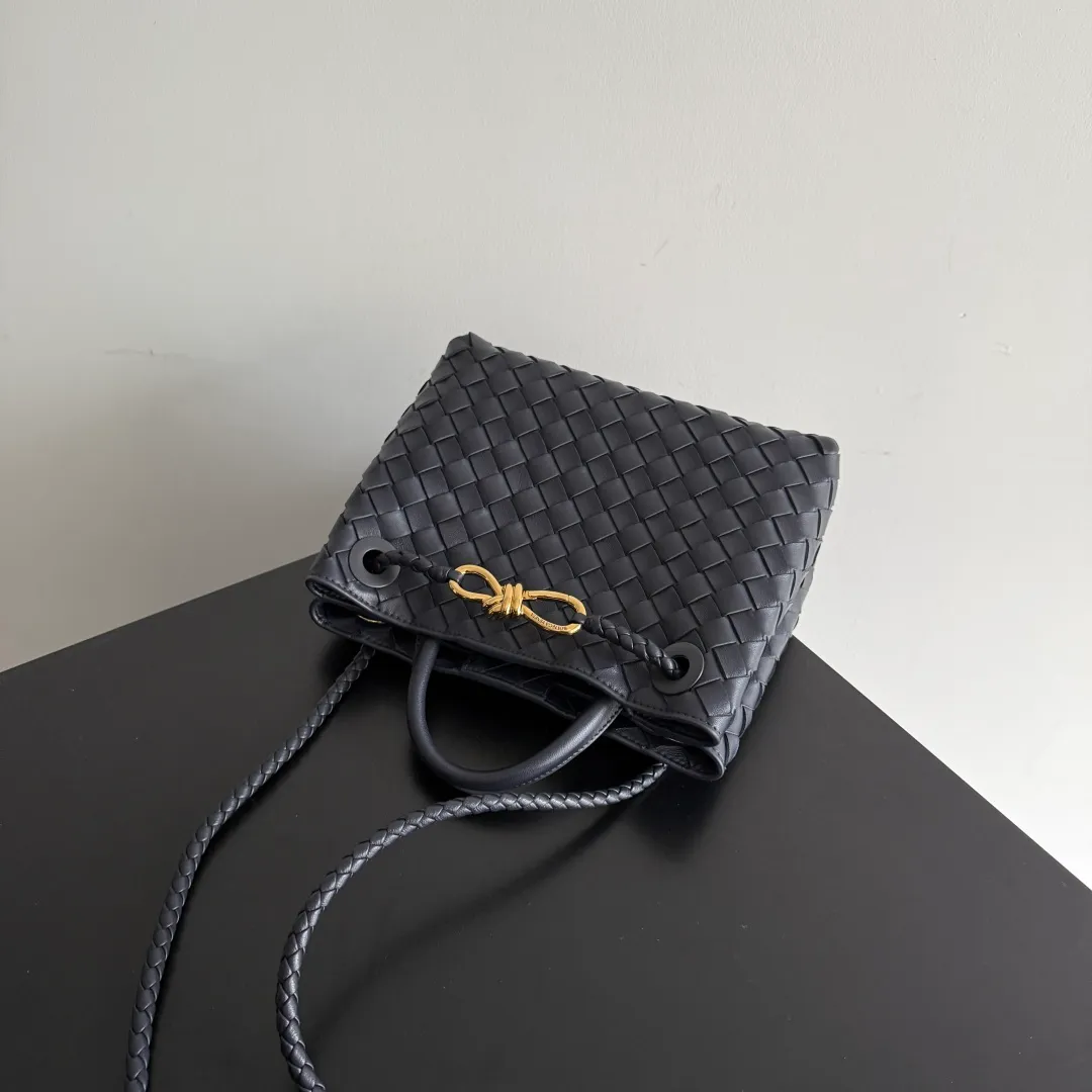 The 2023 new Andiamo batch of 1860 BV has been shipped‼ ️Really popular🔥The new Andiamo woven handbag launched by Bottega Veneta this season is really popular all over the world! ! Celebrities at home and abroad have worn it, and Oscar-winning actress Michelle Yeoh has taken it out on the street. Song Jia, Trai Yara, Yu Feihong, Sanji Ayaka, Rosie Hunting-Whiteley, Yoshioka Riho, etc. have all picked up this bag. It is classic and versatile, showing off its temperament, and the bag capacity is also large, which is very convenient for daily commuting! ! A variety of carrying methods, the shoulder straps can be adjusted by yourself, the original lambskin feels soft and delicate, and the unisex style breaks gender boundaries and brings a more practical and longer-lasting use experience. Andiamo, which has both elegant and casual styles, perfectly interprets the true appearance of "fashionable old money style". Style number: 743568 Size: 25*22*10.5cm
